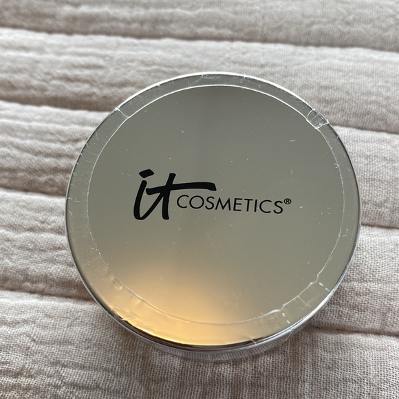 it Cosmetics Bye Bye Pores tinted finishing powder, Medium tint - Picture 2 of 9